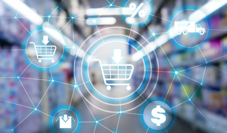 Ícones de carrinho de compras, caminhão de entrega, porcentagem e cifrão ligados por uma rede de linhas sobre corredor de loja desfocado, representando o comércio eletrônico